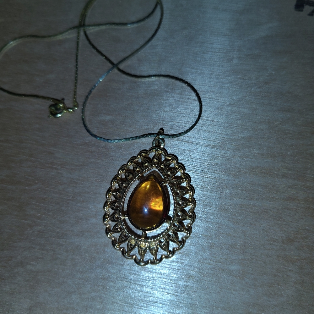 Vtg 1974 Sarah Coventry Amber Teardrop Goldtone Pendant 1.5” - Picture 5 of 6